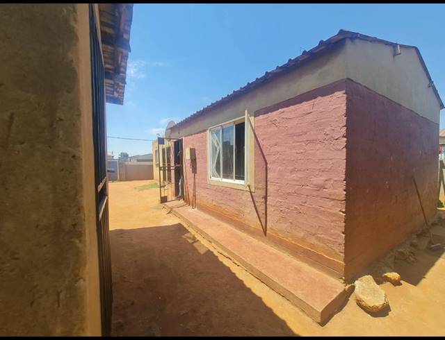 1 BEDROOM HOUSE FOR SALE IN PHUMULA